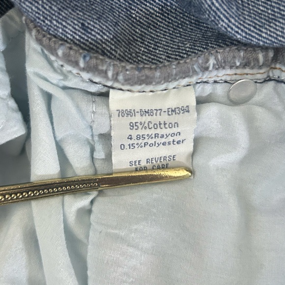 KHAKI & BLUE high-waisted stretch denim shorts with raw hem and white daisies - Picture 6 of 9